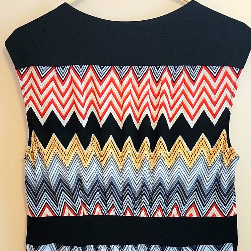 London Times Sleeveless Dress with a Chevron Pattern - Picture 7 of 9